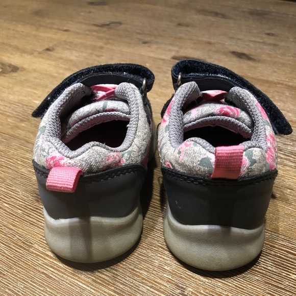 🌹2/$15🌹Supportive Walking Shoes - Picture 3 of 5